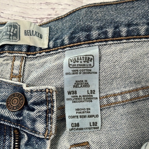 Levi relaxed signature 38x32 distressed denim jeans - Picture 8 of 12